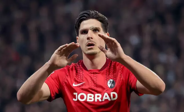 弗賴堡球員馬坦洛域在2026年3月22日周日德國漢堡舉行的德甲足球賽中，為弗賴堡對陣聖保利時射入首個入球後慶祝。(美聯社圖片/Christian Charisius) AP圖片