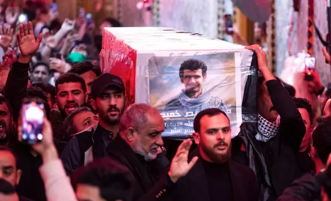 2026年3月13日周五，伊拉克納傑夫，人民動員部隊（Popular Mobilization Forces）成員出席在加伊姆遭空襲喪生的同事葬禮。(美聯社圖片/Anmar Khalil) AP圖片