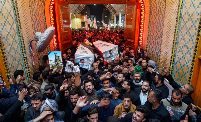 2026年3月13日周五，伊拉克納傑夫，人民動員部隊（Popular Mobilization Forces）成員出席在加伊姆遭美軍空襲喪生的同事葬禮。(美聯社圖片/Anmar Khalil) AP圖片