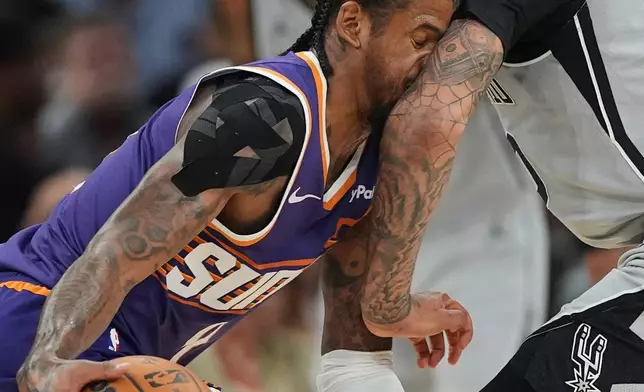 鳳凰城太陽隊後衛謝倫格林（Jalen Green）（4號）在2026年3月19日周四於聖安東尼奧舉行的一場NBA籃球賽下半場（Second half）期間，遭聖安東尼奧馬刺隊前鋒朱利安查帕尼（Julian Champagnie）（右）犯規。(美聯社圖片/Eric Gay) AP圖片