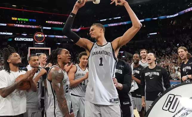 聖安東尼奧馬刺隊前鋒文班亞馬（Victor Wembanyama）（1號）在2026年3月19日周四於聖安東尼奧舉行的一場NBA籃球賽最後幾秒射入致勝一球後，與隊友慶祝。(美聯社圖片/Eric Gay) AP圖片