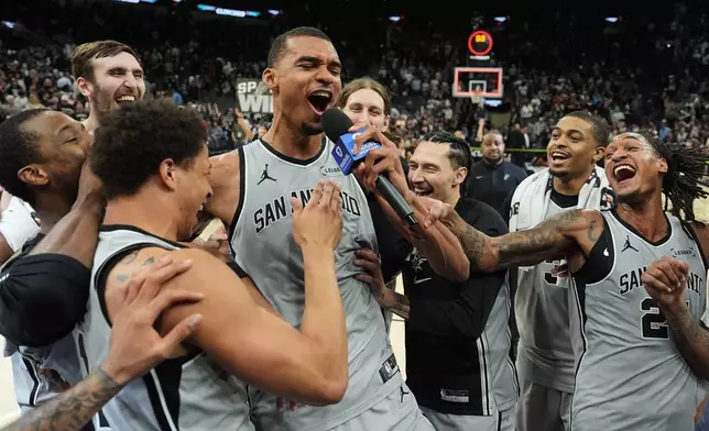 聖安東尼奧馬刺隊前鋒文班亞馬（Victor Wembanyama）（中）在2026年3月19日周四於聖安東尼奧舉行的一場NBA籃球賽最後幾秒射入致勝一球後，與隊友慶祝。(美聯社圖片/Eric Gay) AP圖片