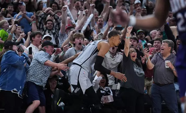 聖安東尼奧馬刺隊前鋒文班亞馬（Victor Wembanyama）（1號）在2026年3月19日周四於聖安東尼奧舉行的一場NBA籃球賽最後幾秒射入致勝一球後，獲球迷慶祝。(美聯社圖片/Eric Gay) AP圖片