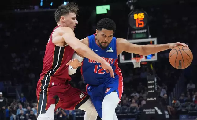 邁阿密熱火後衛佩利拿臣（Pelle Larsson）防守底特律活塞前鋒托比亞斯夏里斯（Tobias Harris）（12號）。 (美聯社圖片/Marta Lavandier) AP圖片