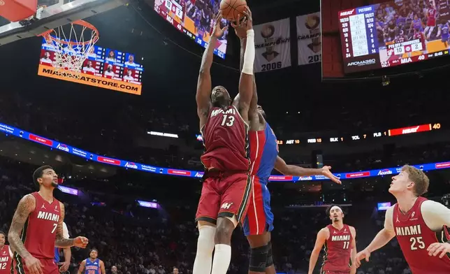 邁阿密熱火中鋒巴姆艾迪巴約（Bam Adebayo）（13號）與底特律活塞前鋒以賽亞史超活（Isaiah Stewart）爭奪籃板球。 (美聯社圖片/Marta Lavandier) AP圖片