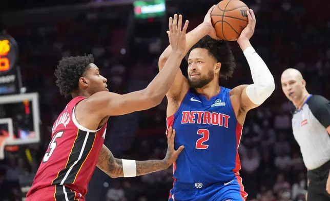 底特律活塞後衛奇迪根寧咸（Cade Cunningham）（2號）在邁阿密熱火前鋒邁倫加特拿（Myron Gardner）（15號）防守下尋找傳球機會。 AP圖片