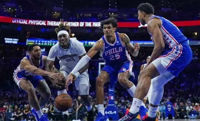 孟菲斯灰熊的馬沙克（Jahmai Mashack，左二）與費城76人的披恩（Cameron Payne，左）、布魯姆（Johni Broome）及加姆斯（Quentin Grimes）爭奪球權。 AP圖片