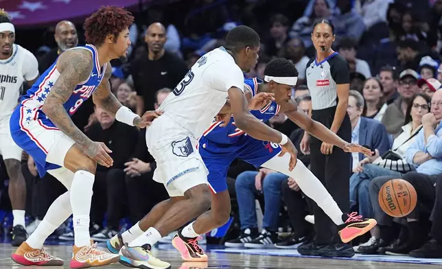 費城76人的艾治甘比（Vj Edgecombe，右）從孟菲斯灰熊的哥活特（Cedric Coward，中）手中搶斷皮球，76人的奧比（Kelly Oubre Jr.）在旁觀察。AP圖片