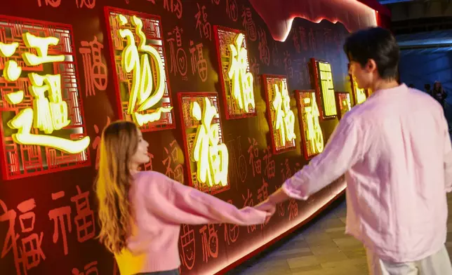 「一牆福字 ‧ 一城祝福」 — 領展黃大仙《福牆》