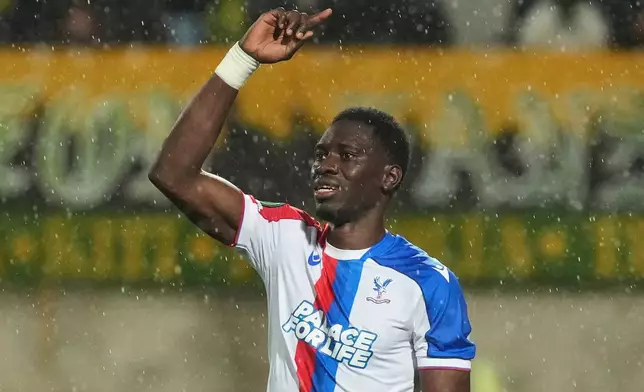 水晶宮（Crystal Palace）球員伊斯美拿·沙亞（Ismaïla Sarr）在塞浦路斯拉納卡（Larnaca）舉行的歐協聯16強次回合足球賽中，慶祝射入球隊第二球，攝於2026年3月19日周四。(美聯社圖片/Petros Karadjias) AP圖片