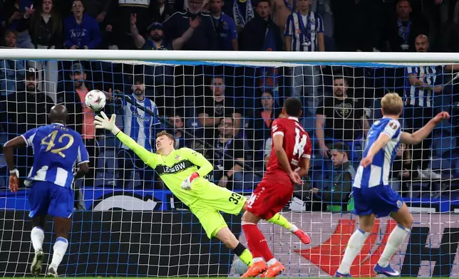 葡萄牙波圖（Porto）的費賀特（Victor Froholt）（右）在2026年3月19日周四，歐霸盃十六強次回合波圖對史特加（Stuttgart）的足球賽中射入球隊第二球。(美聯社圖片/Luis Vieira) AP圖片