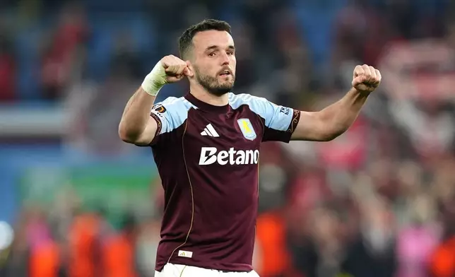 阿士東維拉（Aston Villa）的麥堅（John McGinn）在2026年3月19日周四，英格蘭伯明翰（Birmingham）舉行的歐霸盃十六強次回合阿士東維拉對里爾（Lille）的足球賽後慶祝勝利。(David Davies/PA via 美聯社) AP圖片