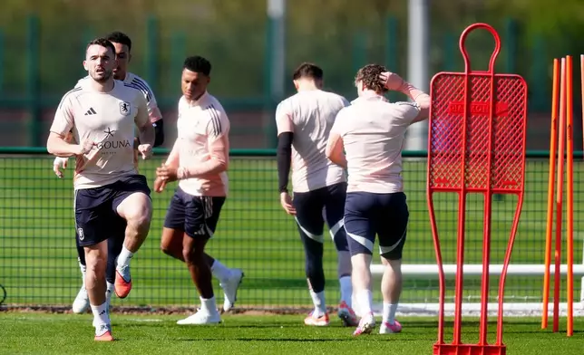 阿士東維拉球員於2026年3月18日周三，在英格蘭塔姆沃思（Tamworth）進行訓練，為翌日對陣里爾的歐霸盃足球賽事作準備。(David Davies/PA via 美聯社圖片) AP圖片