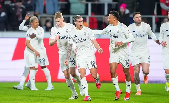 諾定咸森林（Nottingham Forest）球員尼高拉斯·杜明基斯（Nicolás Domínguez）在丹麥海寧（Herning）舉行的歐霸盃足球賽中與隊友慶祝入球，攝於2026年3月19日周四。(Bo Amstrup/Ritzau Scanpix via AP) AP圖片