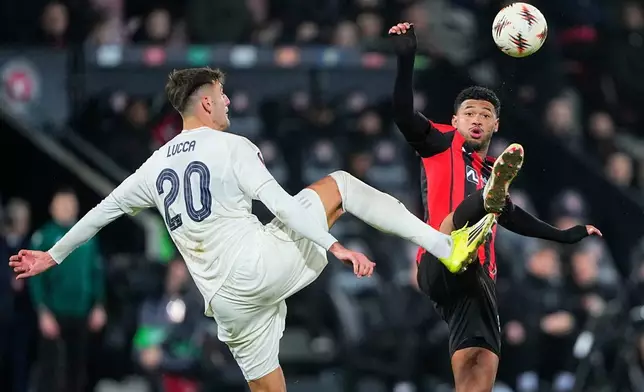 米迪蘭特（Midtjylland）球員柏度·巴禾（Pedro Bravo，右）與諾定咸森林（Nottingham Forest）球員盧卡（Lorenzo Lucca）在丹麥海寧（Herning）舉行的歐霸盃足球賽中對壘，攝於2026年3月19日周四。(Bo Amstrup/Ritzau Scanpix via AP) AP圖片