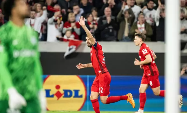 弗賴堡（Freiburg）球員文森佐·格里福（Vincenzo Grifo，中）在隊友馬蒂亞斯·金特（Mattias Ginter）射入首個入球後慶祝，攝於德國弗賴堡（Freiburg）舉行的歐霸盃16強次回合足球賽，對陣弗賴堡與真特，攝於2026年3月19日周四。(Silas Stein/dpa via AP) AP圖片