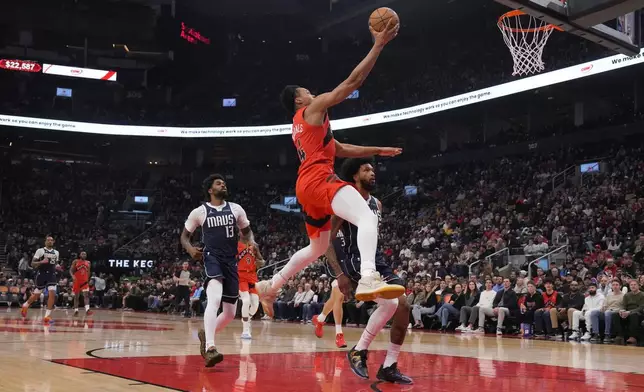 多倫多速龍球員史葛賓斯（4號）得分。 AP圖片