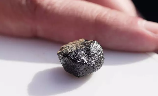 來自康涅狄格州（Connecticut）的隕石獵人羅拔圖華加斯（Roberto Vargas），於2026年3月19日周四在俄亥俄州（Ohio）沙倫中心（Sharon Center）展示他找到的一塊隕石，該隕石於3月17日墜落。(美聯社圖片/Sue Ogrocki) AP圖片