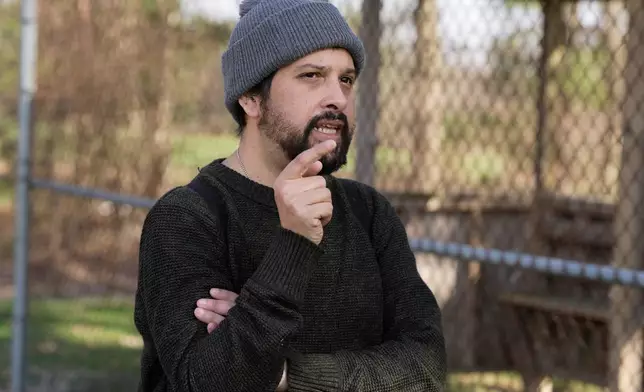 來自康涅狄格州（Connecticut）的隕石獵人羅拔圖華加斯（Roberto Vargas），於2026年3月19日周四接受訪問，談及他於3月17日流星墜落後，在俄亥俄州（Ohio）沙倫中心（Sharon Center）找到的隕石。(美聯社圖片/Sue Ogrocki) AP圖片