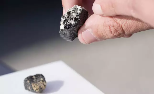 來自康涅狄格州（Connecticut）的隕石獵人羅拔圖華加斯（Roberto Vargas），於2026年3月19日周四在俄亥俄州（Ohio）沙倫中心（Sharon Center）展示他找到的一塊隕石，該隕石於3月17日墜落。(美聯社圖片/Sue Ogrocki) AP圖片