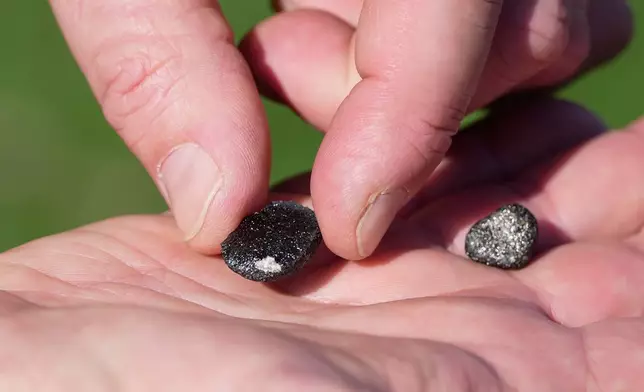 來自巴爾的摩（Baltimore）、美國流星協會（American Meteor Society）營運經理米克漢基（Mike Hankey），於2026年3月19日周四在俄亥俄州（Ohio）沙倫中心（Sharon Center）展示他於3月17日流星墜落後，在該區找到的隕石。(美聯社圖片/Sue Ogrocki) AP圖片