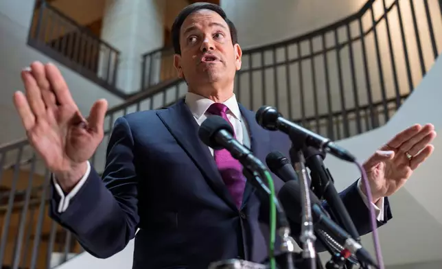 國務卿馬可·魯比奧（Marco Rubio）周一（2026年3月2日）抵達華盛頓國會山莊，出席與高級議員舉行的伊朗情報簡報會時，向記者發言。(美聯社圖片/J. Scott Applewhite) AP圖片