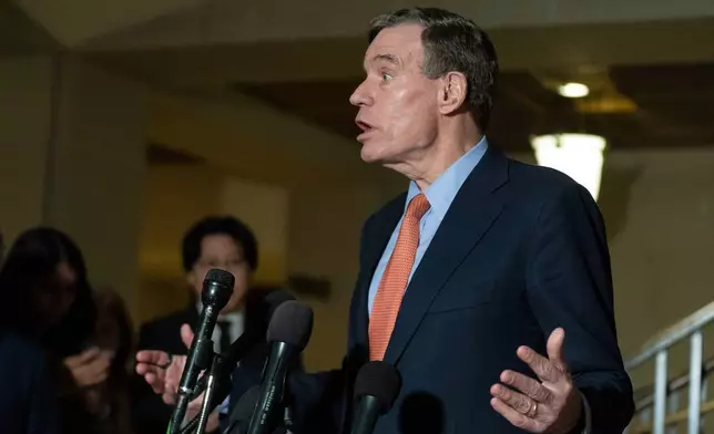 參議院情報委員會參議員馬克·華納（Mark Warner）周一（2026年3月2日）在華盛頓國會山莊，出席眾議院及參議院情報委員會關於伊朗戰爭的簡報會後，向記者發言。(美聯社圖片/Manuel Balce Ceneta) AP圖片