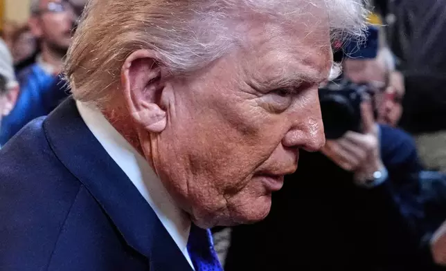 總統特朗普（Donald Trump）周一（2026年3月2日）在華盛頓白宮東廳出席榮譽勳章頒授儀式後離開。(美聯社圖片/Alex Brandon) AP圖片