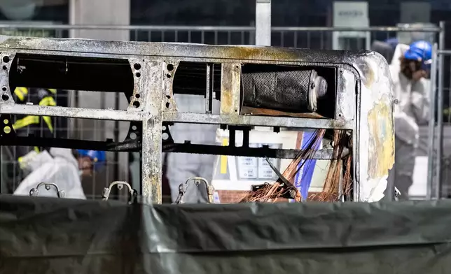 周二（2026年3月10日），瑞士凱策斯一輛郵政巴士起火造成多名乘客傷亡，火警調查人員在燒毀的巴士殘骸進行搜證。(Alessandro della Valle/Keystone via AP) AP圖片