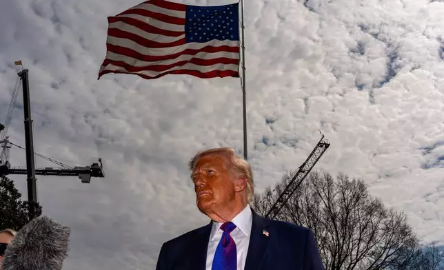 總統特朗普於 2026 年 3 月 11 日周三在華盛頓白宮南草坪乘坐海軍一號出發前，與記者交談。(美聯社圖片/Alex Brandon) AP圖片