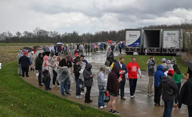 總統特朗普於 2026 年 3 月 11 日周三在肯塔基州希伯倫的 Verst Logistics 發表講話前，民眾排隊入場。(美聯社圖片/Jon Cherry) AP圖片