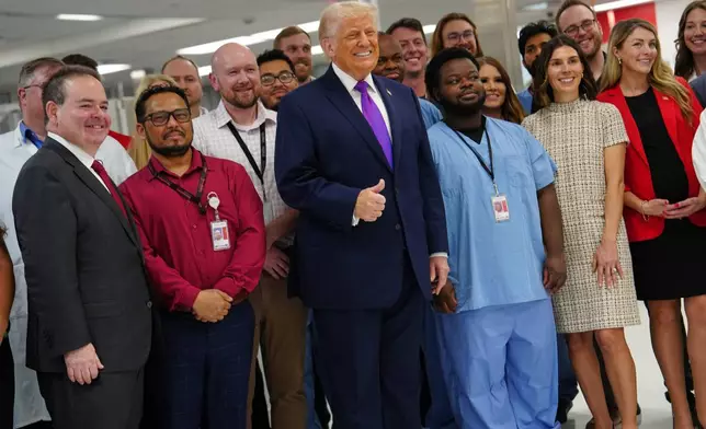 總統特朗普於 2026 年 3 月 11 日周三到訪辛辛那提的賽默飛世爾科技時與員工合照。(美聯社圖片/Julia Demaree Nikhinson) AP圖片