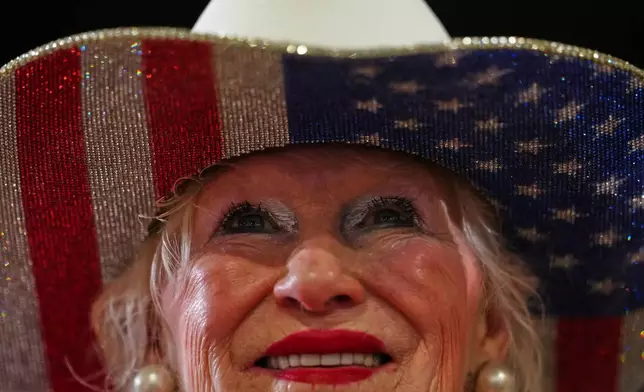 總統特朗普於 2026 年 3 月 11 日周三在肯塔基州希伯倫的 Verst Logistics 發表講話，一名支持者在場聆聽。(美聯社圖片/Julia Demaree Nikhinson) AP圖片