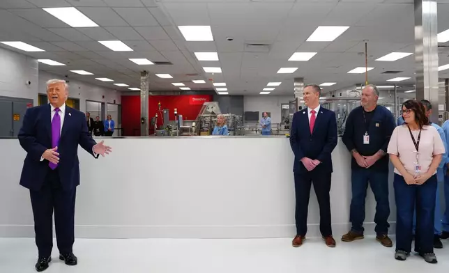 總統特朗普於 2026 年 3 月 11 日周三到訪辛辛那提（Cincinnati）的賽默飛世爾科技（Thermo Fisher Scientific）時發表講話。(美聯社圖片/Julia Demaree Nikhinson) AP圖片