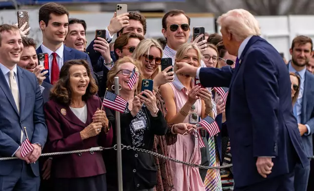 總統特朗普於 2026 年 3 月 11 日周三在華盛頓白宮南草坪乘坐海軍一號出發前，向支持者致意。(美聯社圖片/Alex Brandon) AP圖片