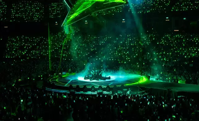 成員們為粉絲準備多重驚喜，台下亮起滿滿應援燈光。主辦單位提供圖片