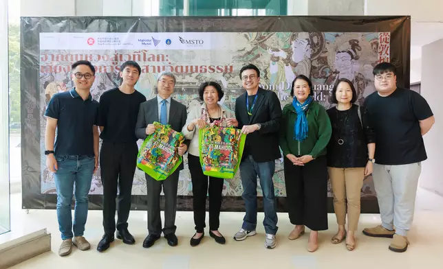 講座結束後，瑪希敦大學校方代表為香港天籟敦煌樂團、趙聲良送上紀念品，圖片來源：香港天籟敦煌樂團