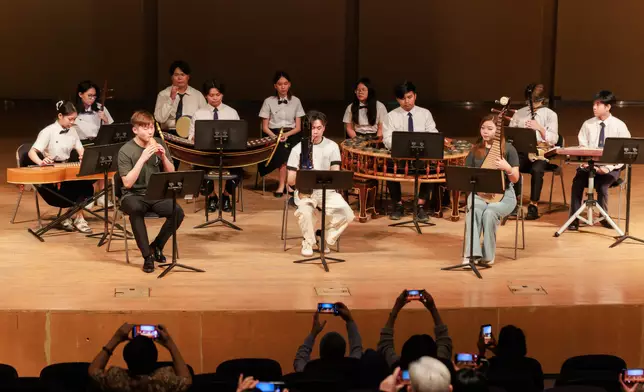 香港天籟敦煌樂團樂師與瑪希敦大學音樂學院學生共同演奏，圖片來源：香港天籟敦煌樂團
