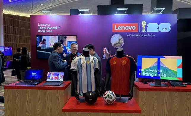 大會現場設置「Personal AI」展區展示聯想AI方案與2026年FIFA賽事合作，提升觀眾體驗感。巴士的報記者攝