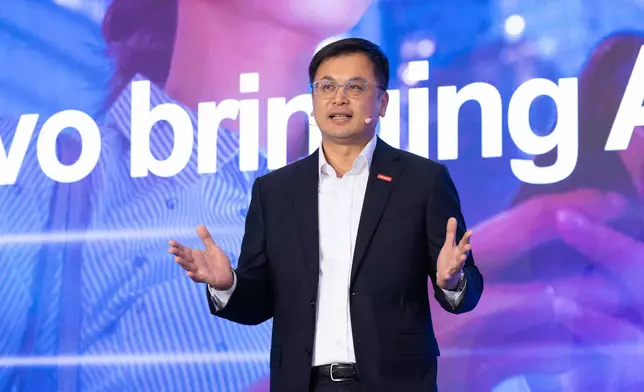 聯想集團執行副總裁、方案服務業務集團總裁黃建恒介紹「聯想混合式AI」。大會供圖