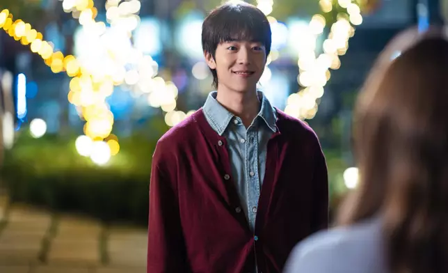 蔡鍾協在劇中愛配搭毛衣造型。Disney+提供圖片