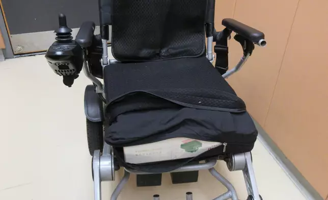 輪椅坐墊下發現未完稅香煙。政府新聞處圖片