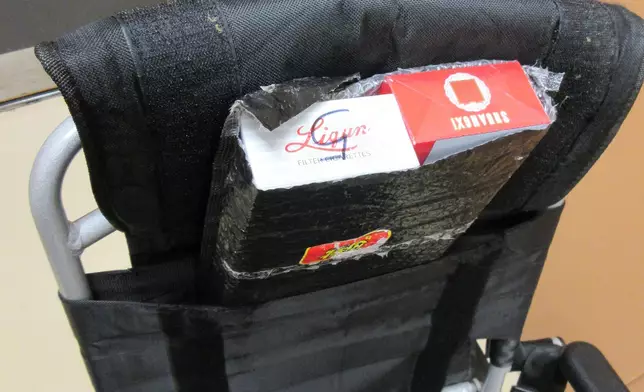 輪椅椅背發現未完稅香港。 政府新聞處圖片