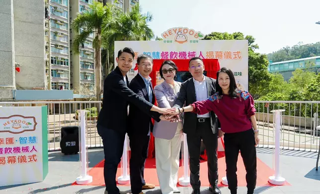 投資署與食環署跨部門合作，協助華創建投於香港推出首個智能餐飲機器人。政府新聞處圖片