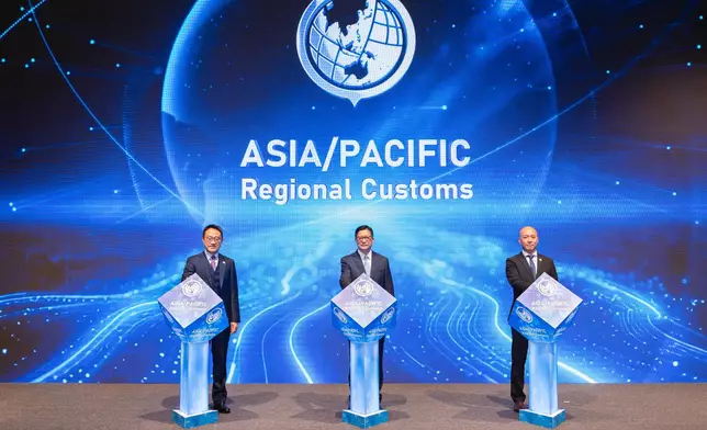 保安局局長鄧炳強（中）、海關關長陳子達（左）及海關助理關長（世界海關組織）李建基（右）為會議主持開幕典禮。政府新聞處圖片