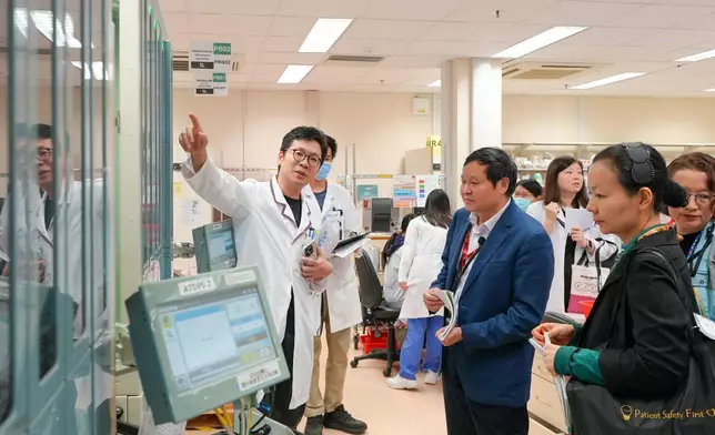 深圳市衞健醫院評審評價研究中心專家團隊在屯門醫院藥房了解各項工作流程。政府新聞處圖片