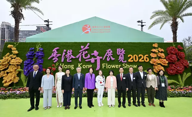 立法會主席李慧琼、文化體育及旅遊局（文體旅局）局長羅淑佩、文體旅局常任秘書長沈鳳君、香港賽馬會董事羅啟華、二○一八香港小姐冠軍陳曉華，以及康樂及文化事務署（康文署）署長陳詠雯出席花展開幕典禮。政府新聞處圖片