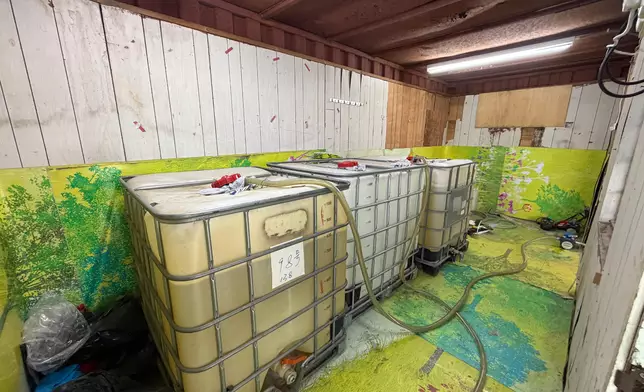 在上水搗破的非法燃油儲存倉內檢獲的汽油儲存器。 政府新聞處圖片