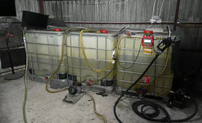 在元朗搗破的非法加油站內檢獲的汽油儲存器。 政府新聞處圖片