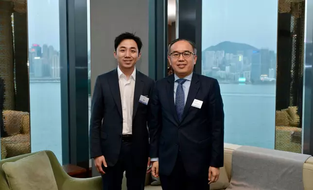 財經事務及庫務局局長許正宇（右）與泡泡瑪特創辦人、主席及行政總裁王寧（左）會面。 政府新聞處圖片